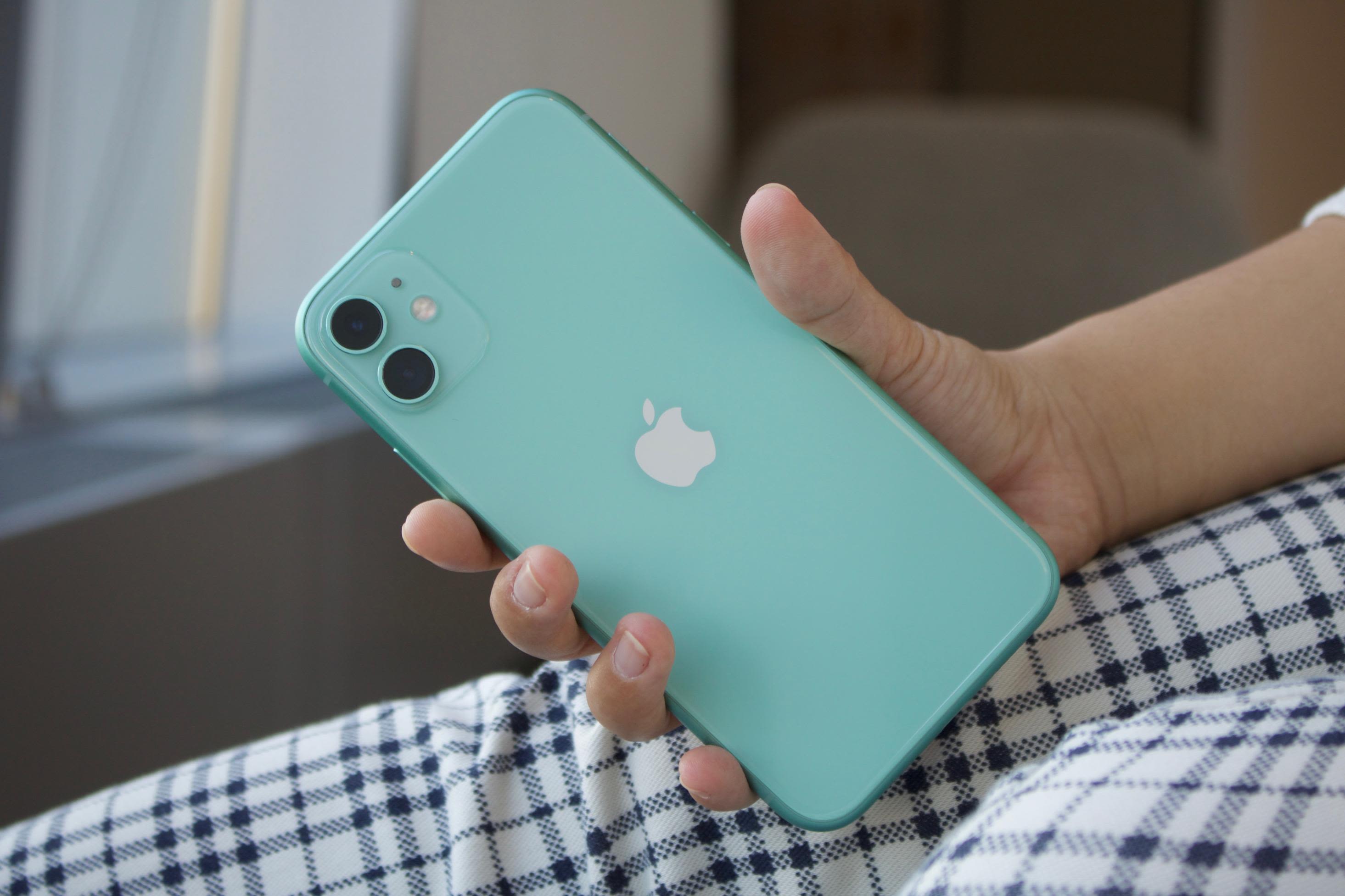 Switched from iPhone 11 to a green iPhone 12 mini. I am in love. :  r/iPhone12Mini