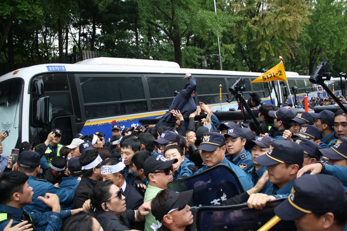 Protesters demanding a government apology for the deaths of Han Sung-ok and Kim Dong-jin clash with the police.