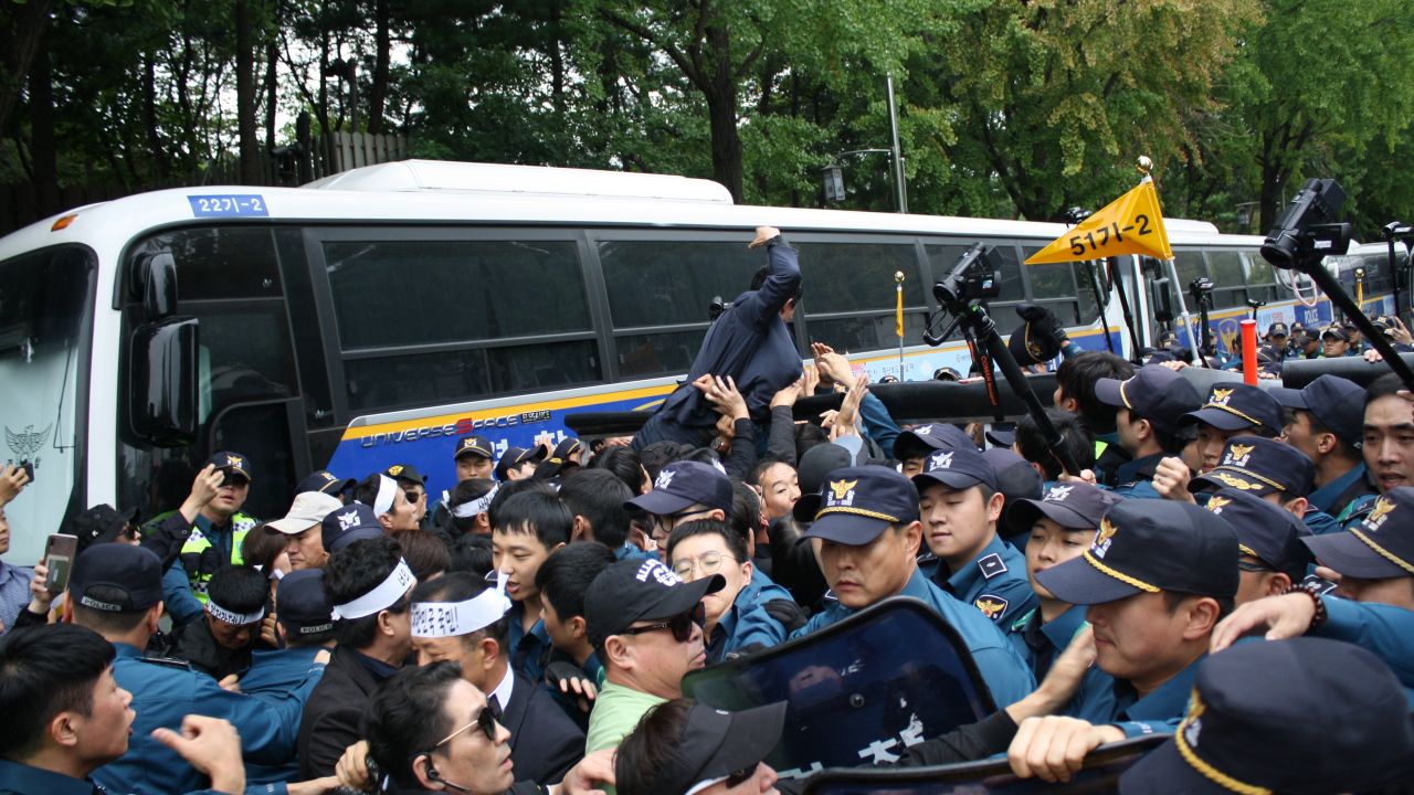Protesters demanding a government apology for the deaths of Han Sung-ok and Kim Dong-jin clash with the police.