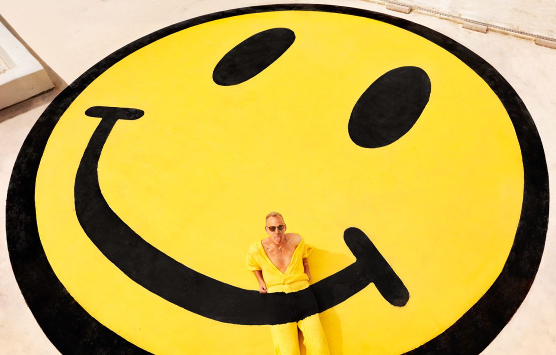 Fatboy Slim "blends" into a smiley face.