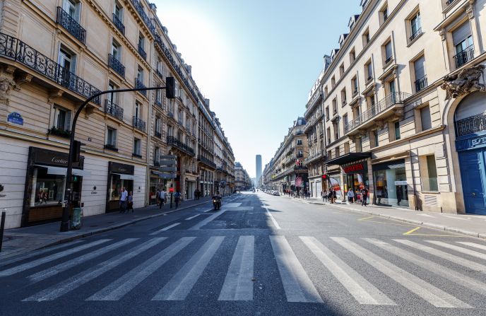 <strong>Saint-Germain-des-Prés:</strong> Rue de Rennes is rich with boutiques. And if you get tired, you can take a rest at the nearby Luxembourg Gardens. 