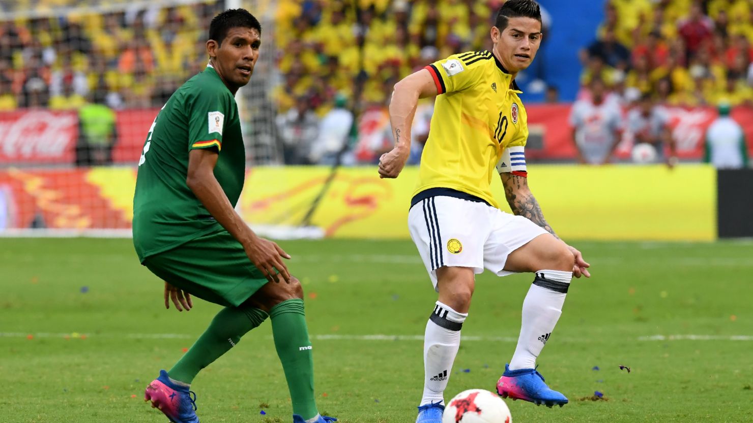 Mario Cuellar (left) during a 2018 FIFA World Cup qualifier against Colombia.