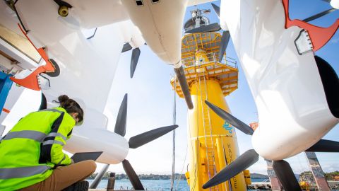 Chief engineer Paula Echeverri pings the kite over the sea surface cable for the first time.