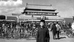 1976, Xiao gathered with other people on Tiananmen Square, who came for Mao's Memorial meeting, the banner on Tiananmen Square reads "Memorial Meeting for the great leader and mentor Mao Zedong".