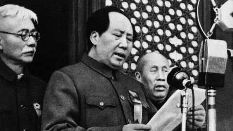 Le chef du Parti communiste chinois Mao Zedong déclarant la naissance de la République populaire de Chine à Pékin, octobre 1949.