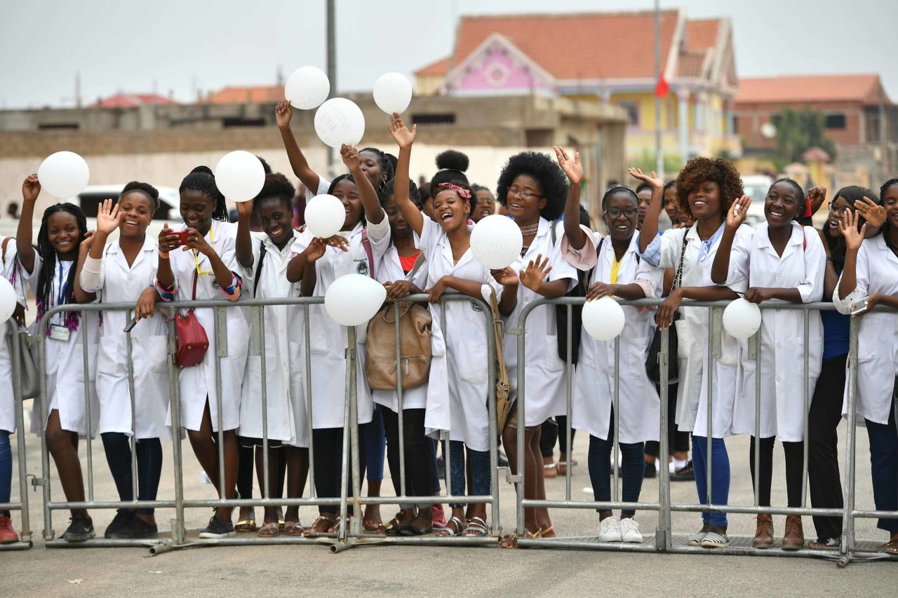 A crowd gathers on Princess Diana Street in Huambo, ahead of Harry's arrival.