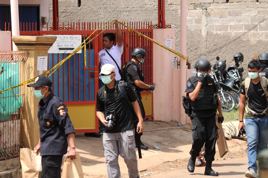 Indonesian police examines a boarding house where the three-kilogram bomb encased in a pressure cooker was discovered in Bekasi, West Java on December 11, 2016. One of the four militants arrested used to work as a domestic helper in Singapore.