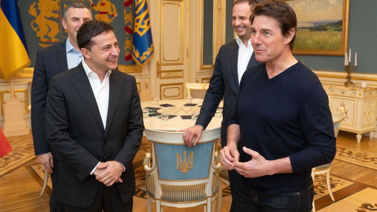Zelensky (L) met Tom Cruise in Kiev on Monday.