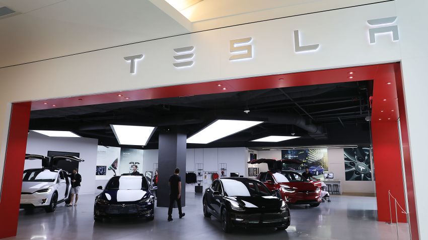MIAMI, FLORIDA - APRIL 04: A Tesla showroom is seen on April 04, 2019 in Miami, Florida. Tesla announced a first quarter 31% drop in vehicles that were delivered to customers compared to the prior quarter. The news caused the stock to drop approximately 8%.(Photo by Joe Raedle/Getty Images)