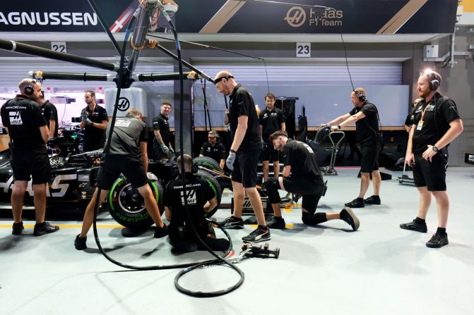 <strong>Quick change: </strong>The Haas engineering team and mechanics prepare to change a tire. 