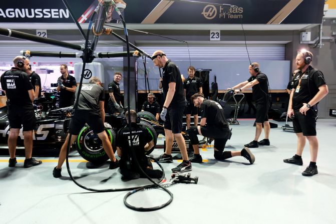 <strong>Quick change: </strong>The Haas engineering team and mechanics prepare to change a tire.