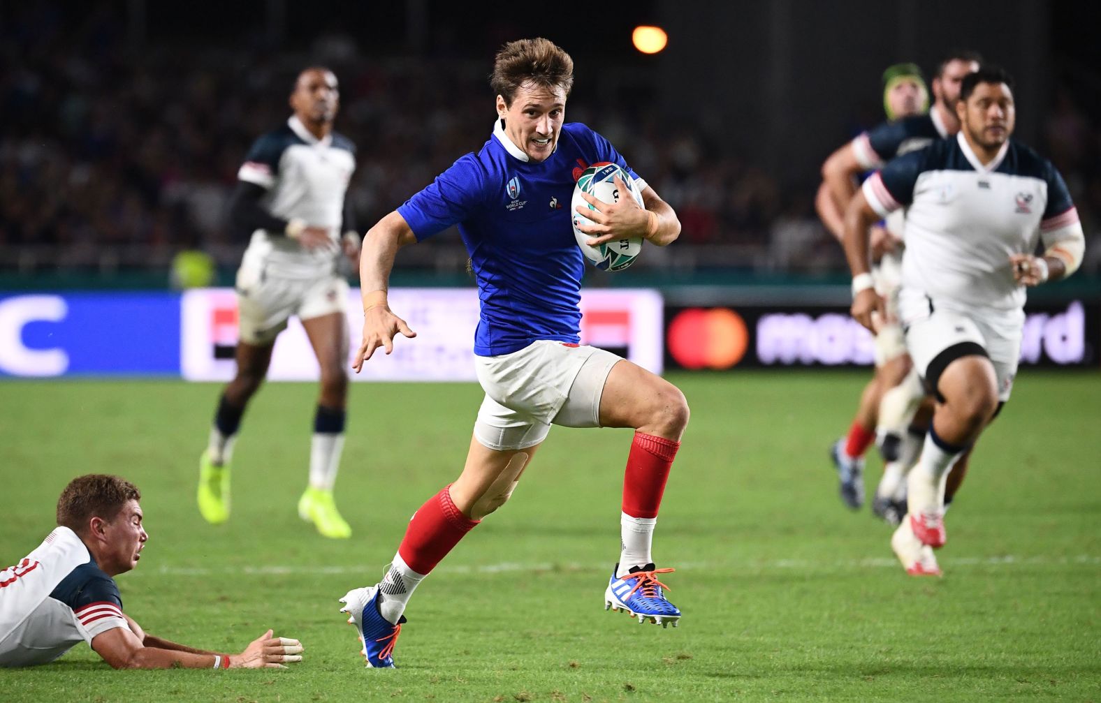 Although the USA got to within three points of France in the second-half, a late flurry of tries from Gael Fickou, Baptiste Serin (center) and Jefferson Poirot secured the bonus-point win for the French.