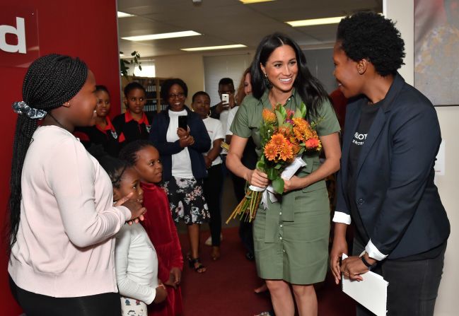 Still in South Africa, for a visit to Action Aid Meghan chose a shirtdress by Room 502, a brand that focuses on ethical and limited produced garments. The khaki dress is already sold out.