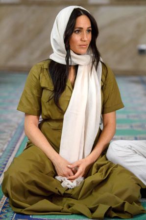 For a visit to Auwal Mosque, Meghan chose an olive green dress from sustainable LA-brand, Staud. 