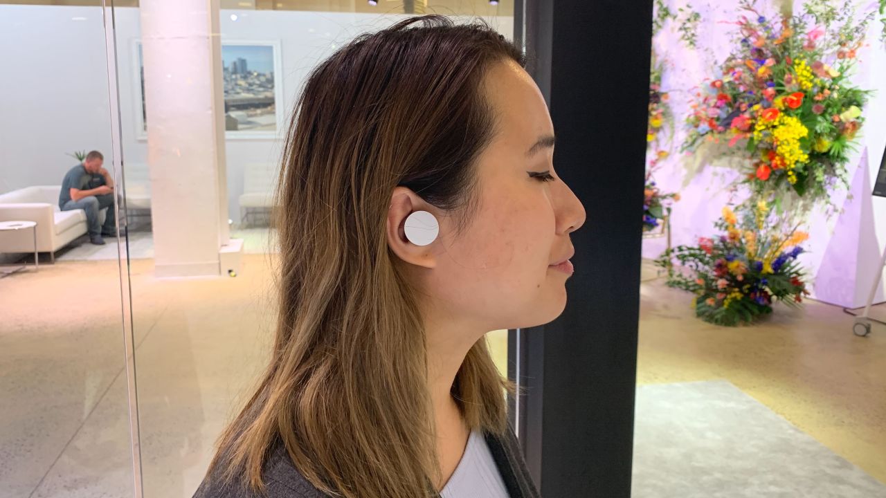CNN Business' Shannon Liao tries on Microsoft's new Surface Earbuds.