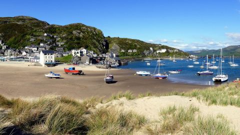 Barmouth is situated on the River Mawddacch estuary in Cardigan Bay. 