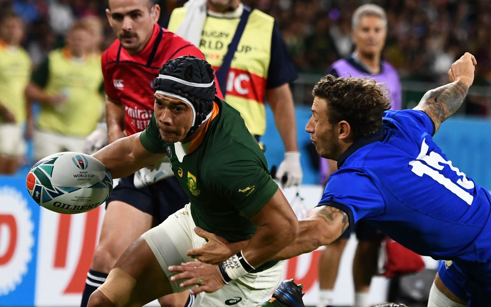 South Africa's wing Cheslin Kolbe (L) runs to score a try during the Japan 2019 Rugby World Cup Pool B match between South Africa and Italy at the Shizuoka Stadium Ecopa in Shizuoka on October 4, 2019. (Photo by Anne-Christine POUJOULAT / AFP) (Photo by ANNE-CHRISTINE POUJOULAT/AFP via Getty Images)