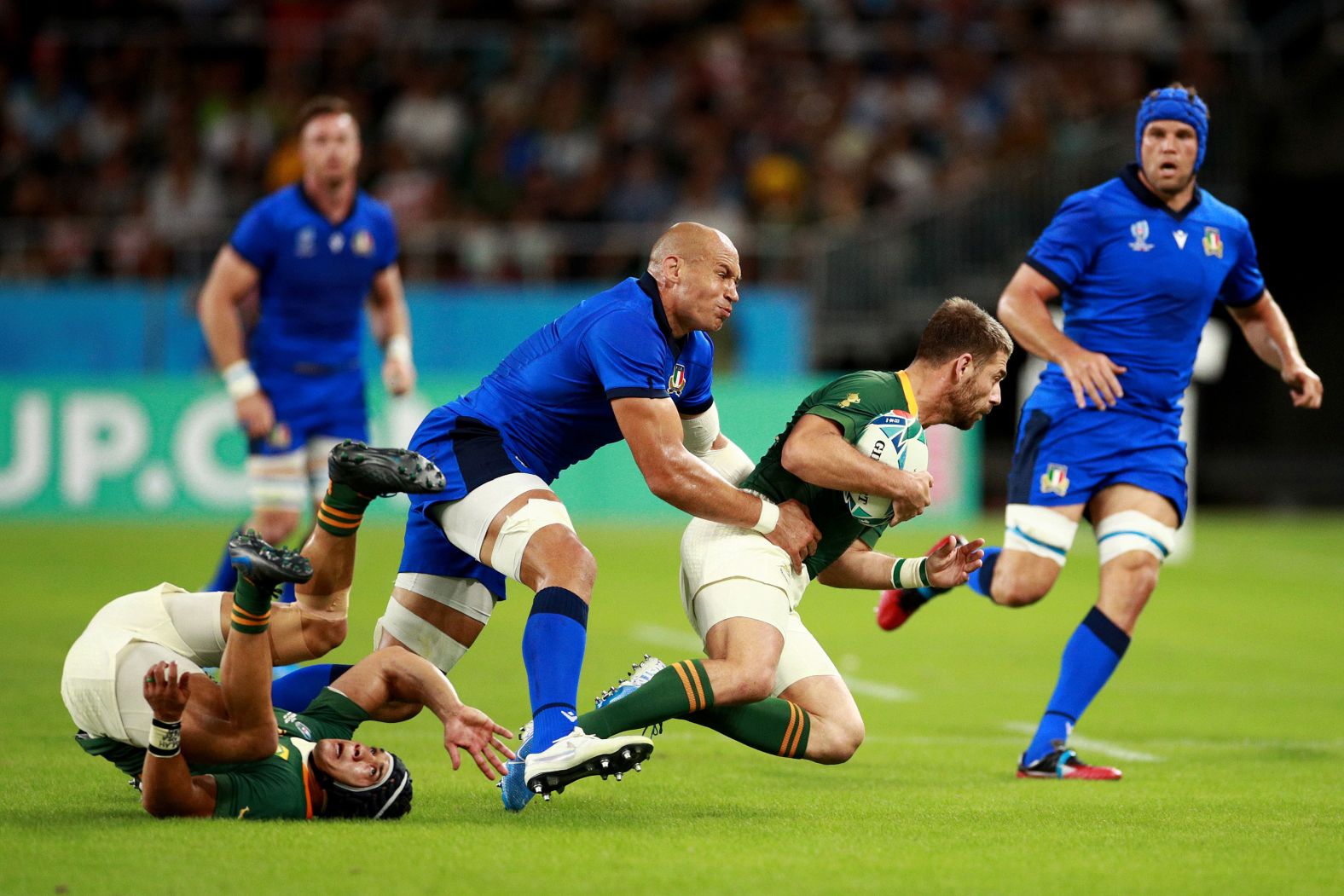 Willie Le Roux of South Africa is tackled by Sergio Parisse of Italy.