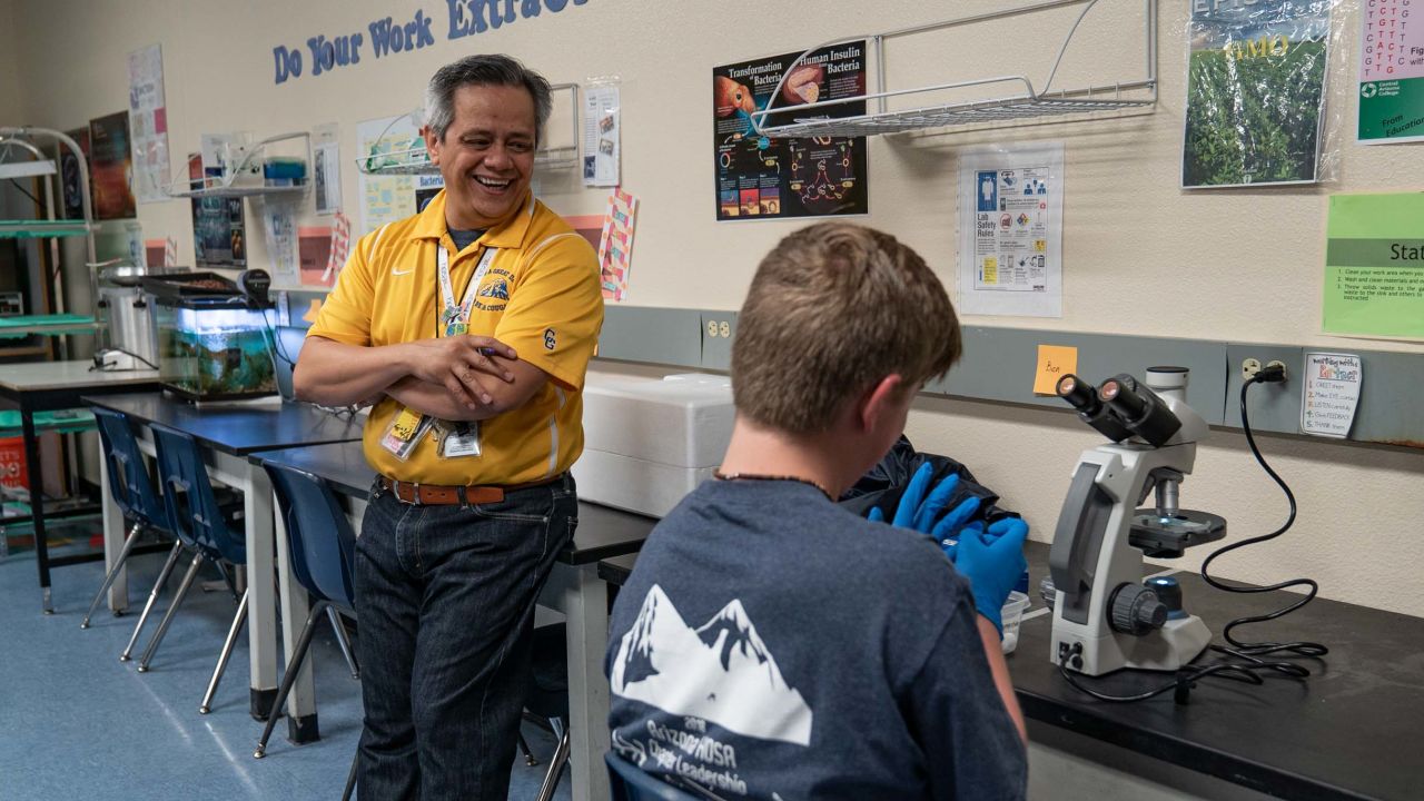 Noel Que taught for almost 30 years before coming to Arizona to teach high school biology and biotechnology.