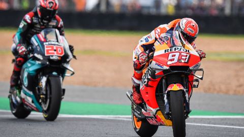 It's a thrilling finish to Thailand MotoGP as Spain's Marc Marquez holds off Fabio Quartararo of France after the two had battled it out for victory in the closing laps.