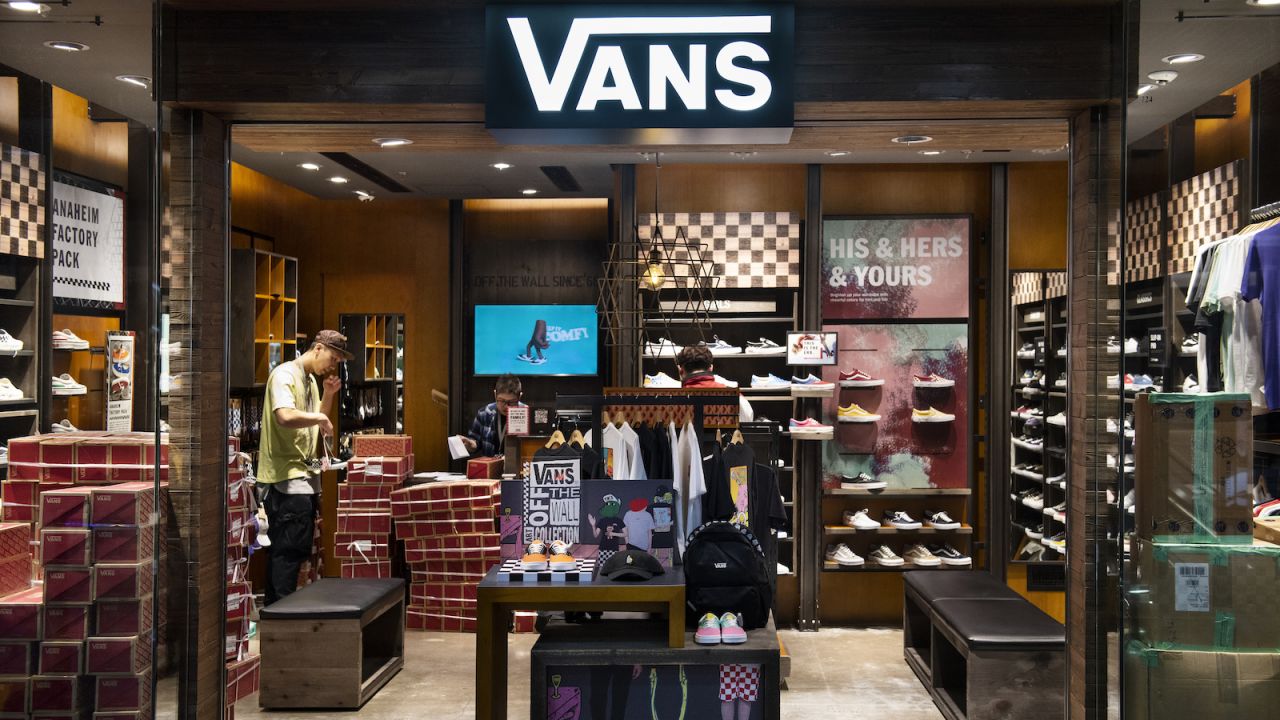sectie gebed speler Vans faces Hong Kong boycott over sneaker design controversy | CNN