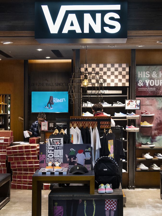 flexible cristal gramática Vans faces Hong Kong boycott over sneaker design controversy | CNN