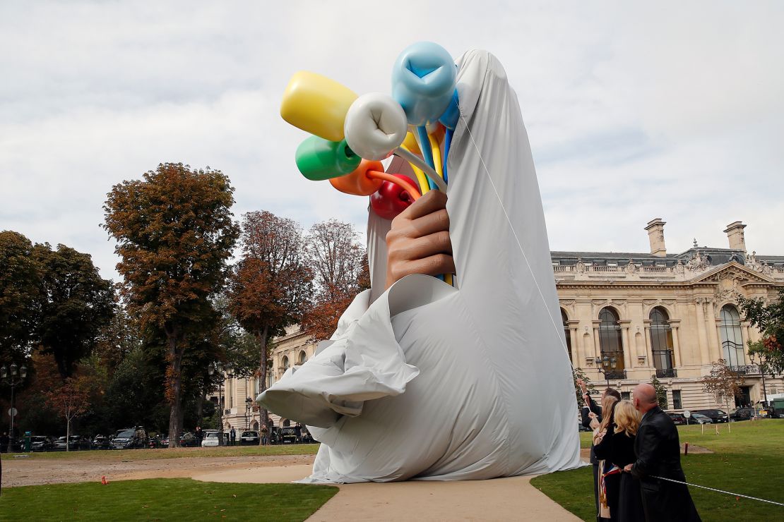 Jeff Koons unveils the controversial sculpture "Bouquet of Tulips."