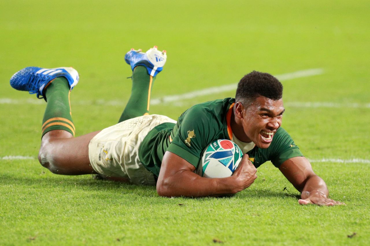 Damian Willemse of South Africa scores his team's ninth try at the Kobe Misaki Stadium. 