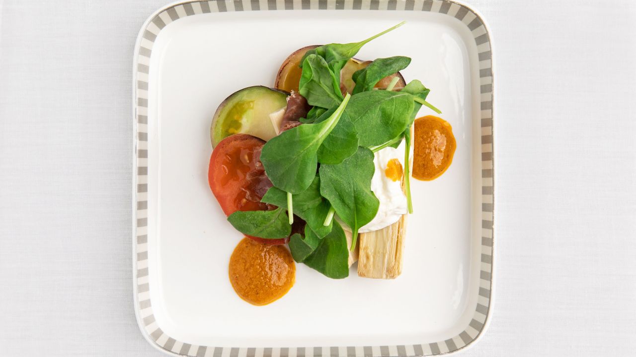 The heirloom tomato salad with cured ham, palm hearts, AeroFarms Arugula and spiced tomato dressing is currently being served on flights from Newark to Singapore.