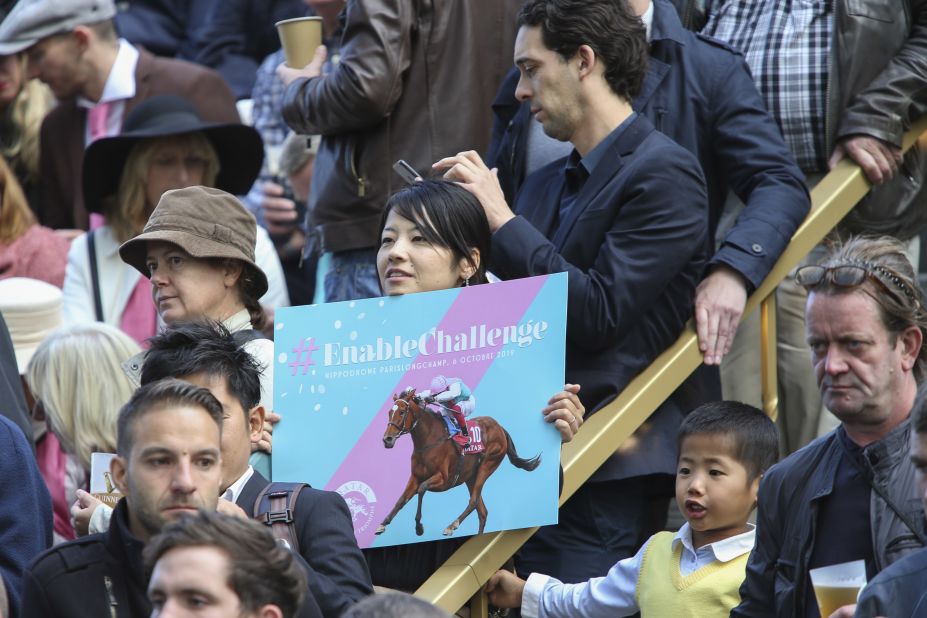 Many visitors were there to see if Enable could pull off the remarkable feat. Plenty wore the green and pink of her colors, or carried placards, bags and hats from the Enable merchandise store.