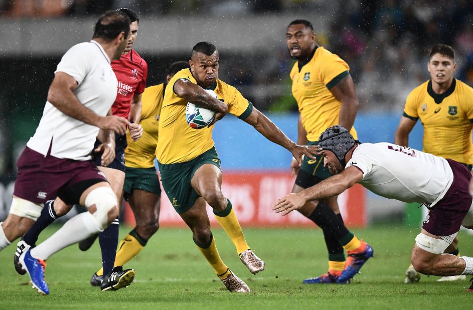 Australia's full back Kurtley Beale (C) runs with the ball during the match between Australia and Georgia. 