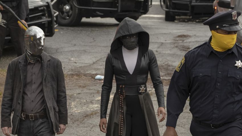 Regina King (center) in 'Watchmen'