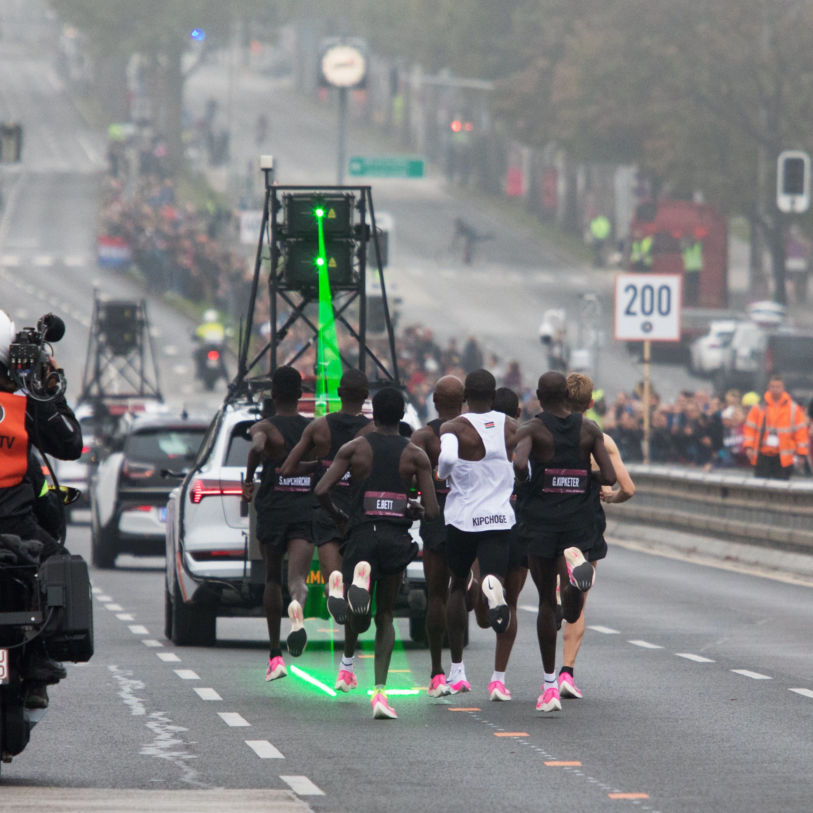 Eliud Kipchoge smashes marathon barrier | CNN