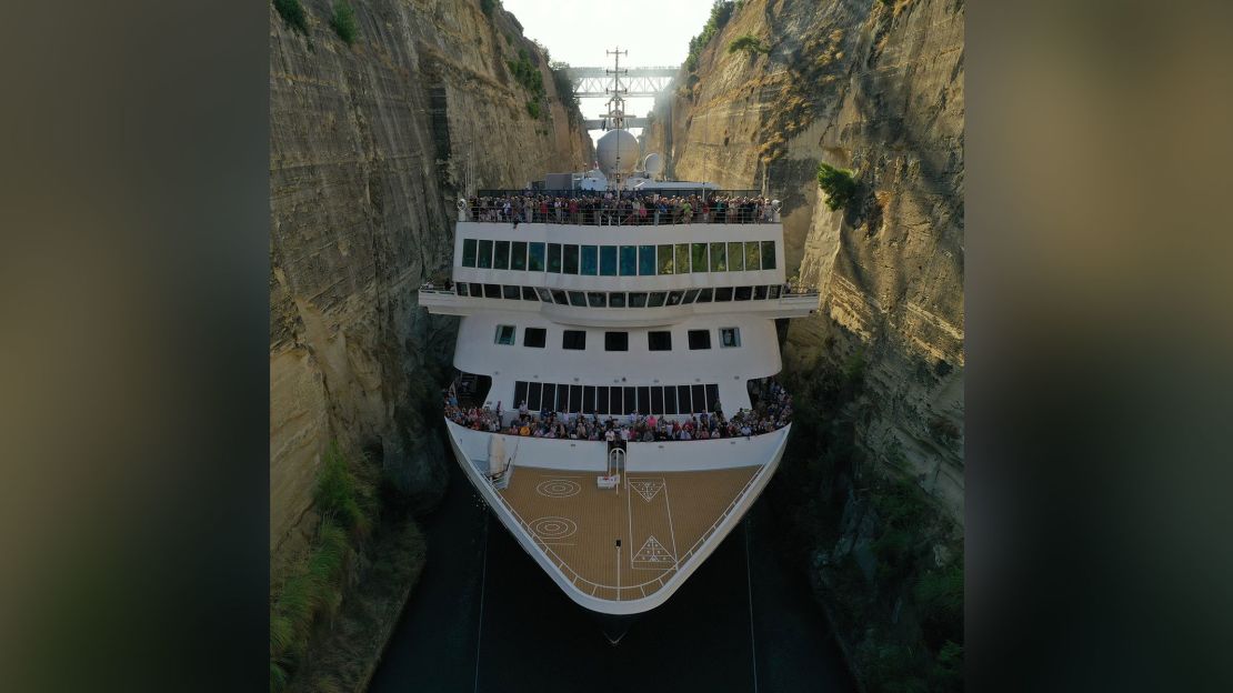 The boat carried 929 passengers through the narrow waterway.