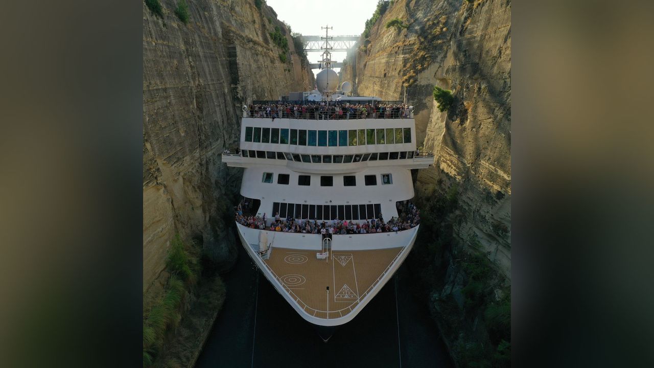 The boat carried 929 passengers through the narrow waterway.