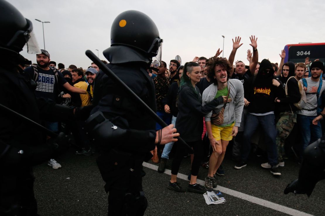 Protesters clash with Spanish police on the highway leading to El Prat airport in Barcelona on October 14, 2019.