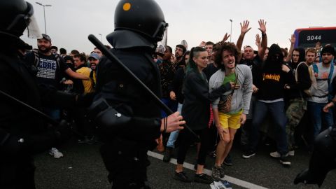 Protesters clash with Spanish police on the highway leading to El Prat airport in Barcelona on October 14, 2019.