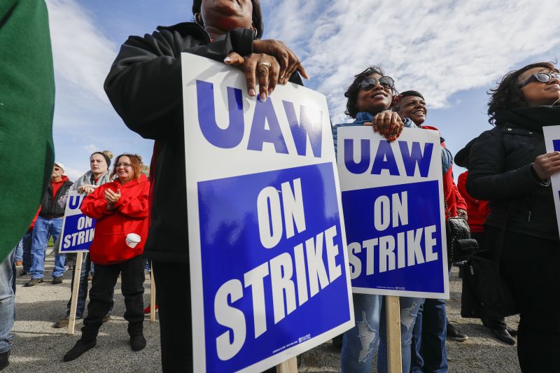 GM Strike Over As Workers Approve New Labor Deal | CNN Business