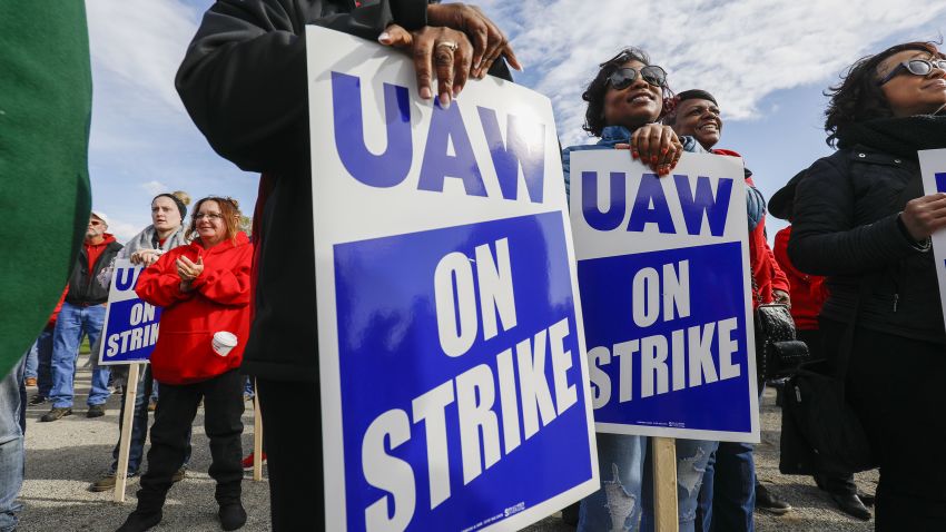 FLINT, MI - OCTOBER 13: United Auto Workers union members and their families rally near the General Motors Flint Assembly plant on Solidarity Sunday on October 13, 2019 in Flint, Michigan. The UAW strike of GM enters its fifth week at midnight tonight, the union's longest national strike since 1970. The strike by approximately 50,000 UAW members has caused the shut down of 33 manufacturing plants. (Photo by Bill Pugliano/Getty Images)