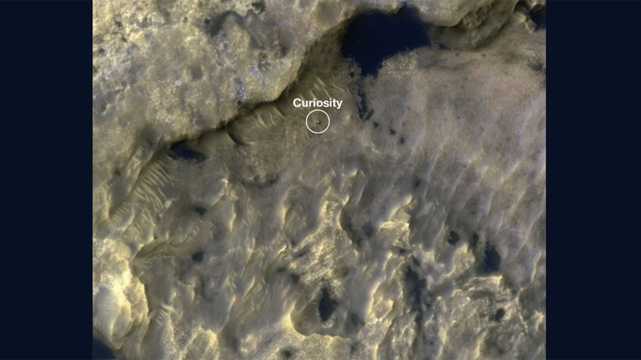 Curiosity makes tracks on Mars.