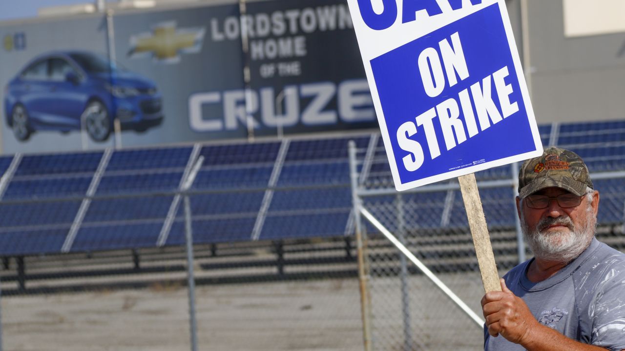 A striking member of the UAW outside the  Lordstown, Ohio, plant on the first day of the strike. Despite hopes of some employees, the deal to end the strike will not revive the plant that halted production in March. 