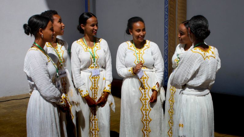 <strong>Inauguration day:</strong> The palace was inaugurated with an event attended by local dignitaries. Ushers in traditional dress were on hand to help out. 