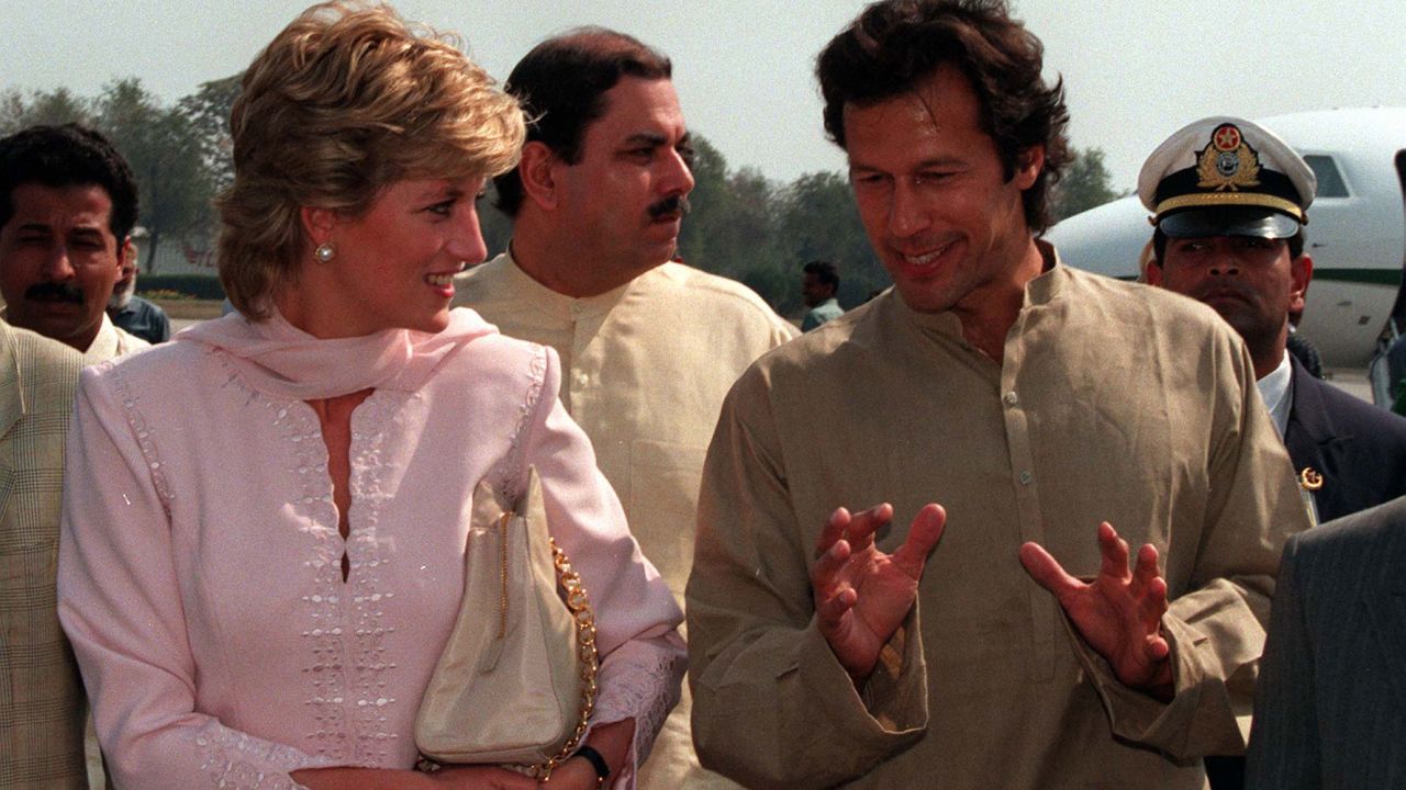 Imran Khan welcomed Diana to Lahore, Pakistan at the airport in 1996.