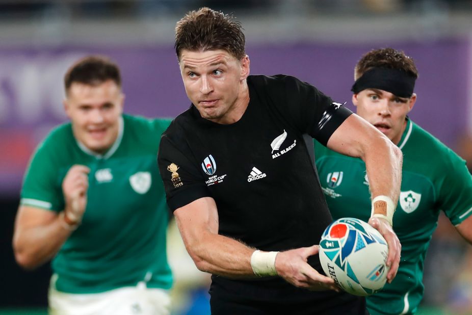 New Zealand's full back Beauden Barrett (C) looks to pass the ball during the Japan 2019 Rugby World Cup quarterfinal match against Ireland. The All Blacks won 46-14.