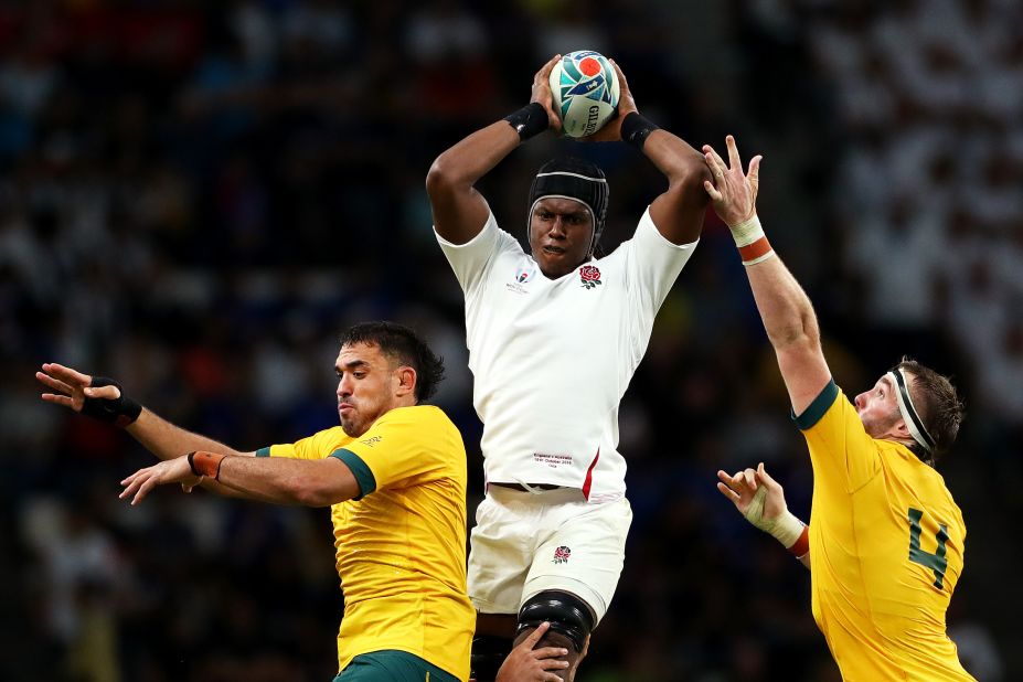 Maro Itoje of England claims a lineout ahead of Rory Arnold and Izack Rodda of Australia.