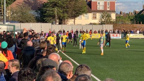 Играчите на Haringey се събират по време на пауза в мача срещу Yeovil. 