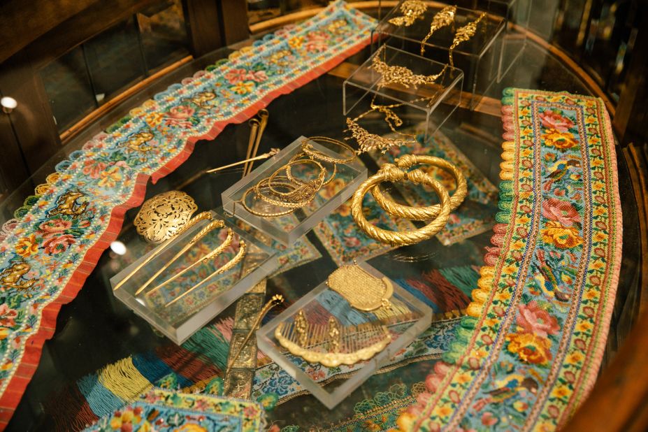The design of Peranakan jewelery was influenced by Indian jewels and is mostly made from gold.