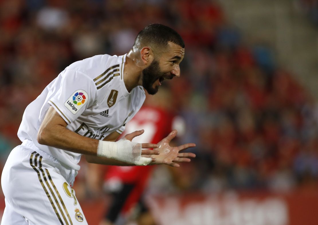 Karim Benzema reacts to missing a good opportunity during Real Madrid's defeat by Mallorca.