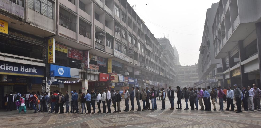 People rushed to withdraw cash from ATMs after the government banned two of India's biggest currency notes in 2016. (Sanjeev Verma/Hindustan Times/Getty Images)