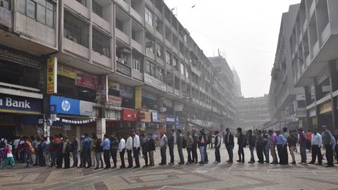 People rushed to withdraw cash from ATMs after the government banned two of India's biggest currency notes in 2016. (Sanjeev Verma/Hindustan Times/Getty Images)